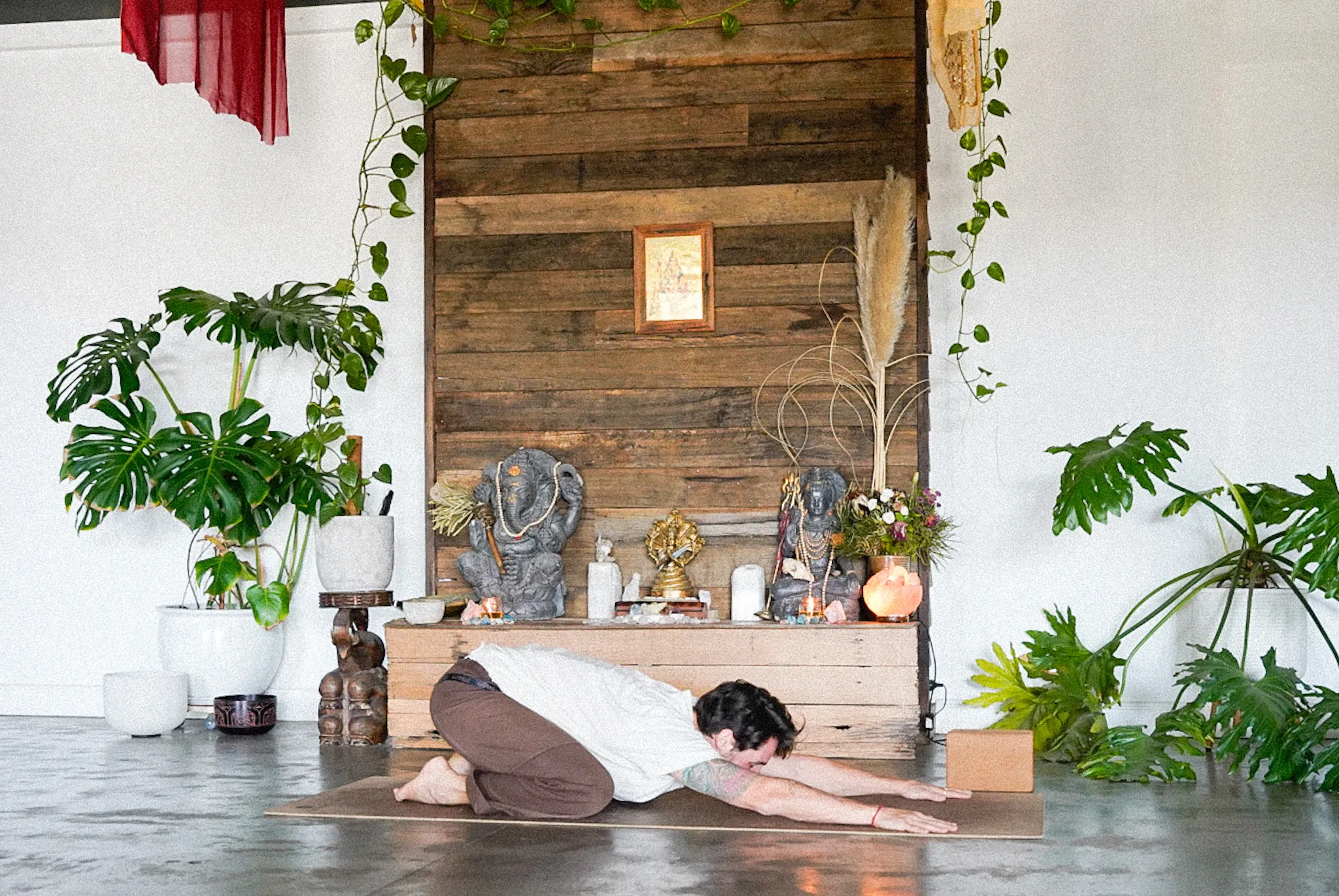 Aaron Petty of Om Som Yoga teaching Hatha yoga in Sri Lanka at Lanka Yoga